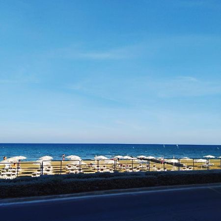 Mackenzie Beach Hotel Larnaca Exterior foto