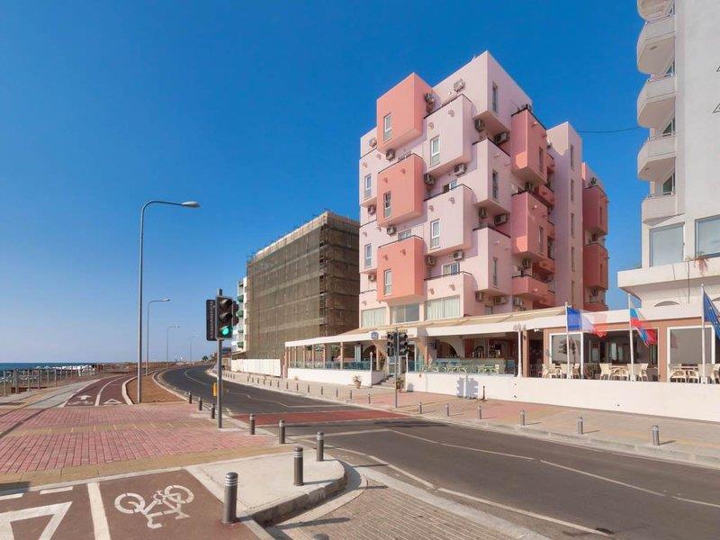 Mackenzie Beach Hotel Larnaca Exterior foto