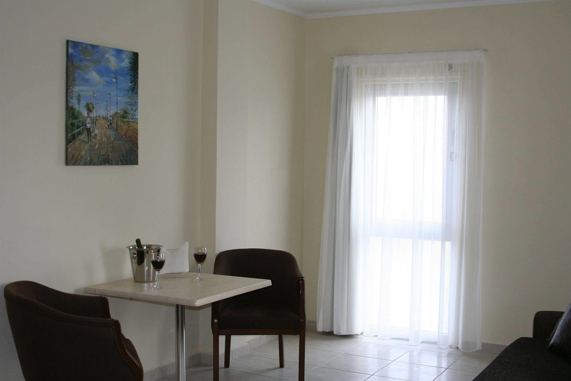 Mackenzie Beach Hotel Larnaca Quarto foto