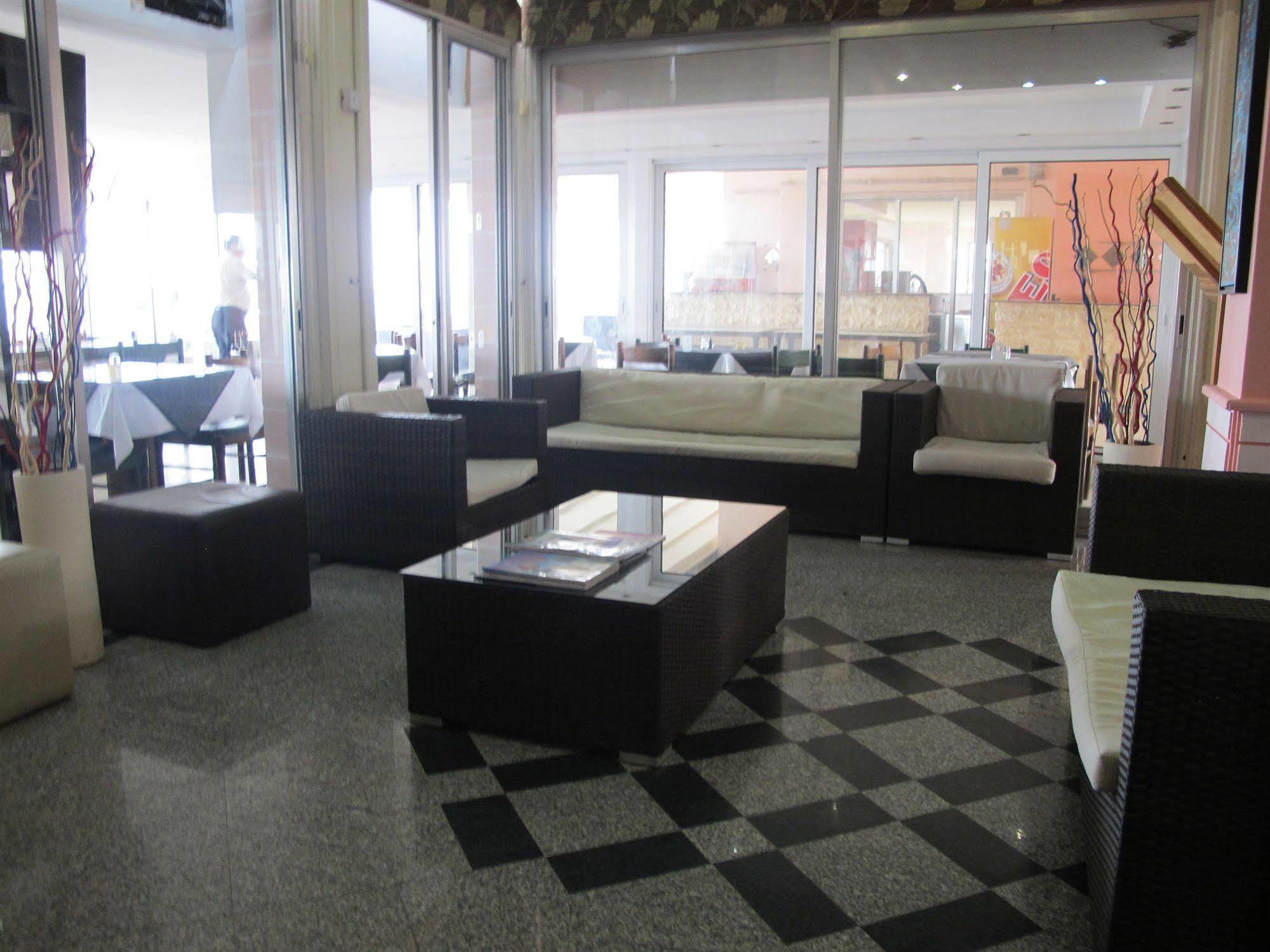 Mackenzie Beach Hotel Larnaca Exterior foto