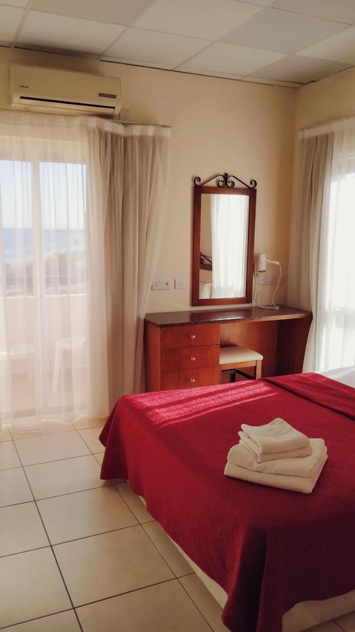 Mackenzie Beach Hotel Larnaca Exterior foto