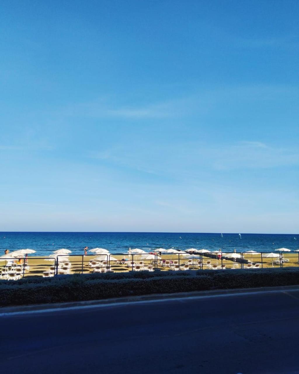 Mackenzie Beach Hotel Larnaca Exterior foto