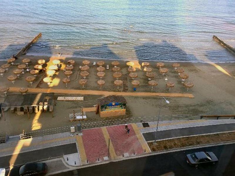 Mackenzie Beach Hotel Larnaca Exterior foto