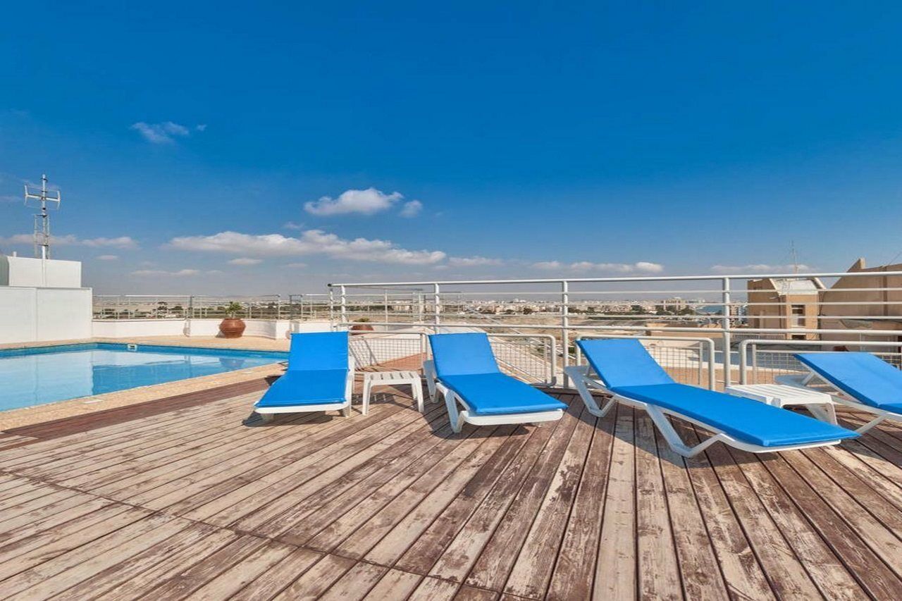 Mackenzie Beach Hotel Larnaca Exterior foto